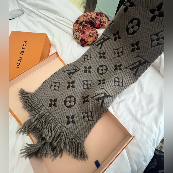 Monogram Shine Shawl Charcoal Grey (M75120) – REDELUXE Louis Vuitton grey and dark  grey monogram scarf